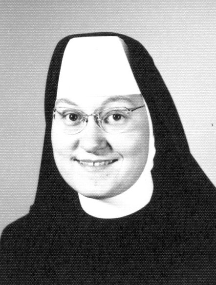 Ex-Nonne Karlene Lynn